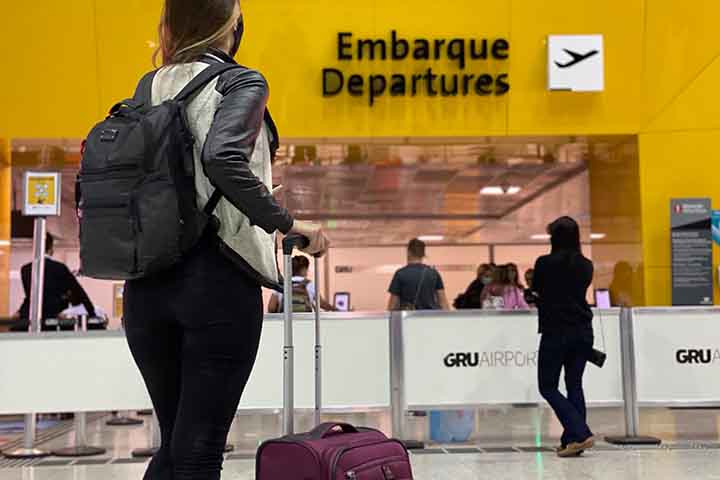 Uso de máscara no aeroporto para viagens nacionais e internacionais