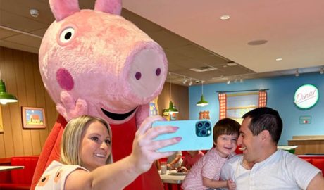 refeição com personagens do desenho Peppa no parque Peppa Pig Theme Park