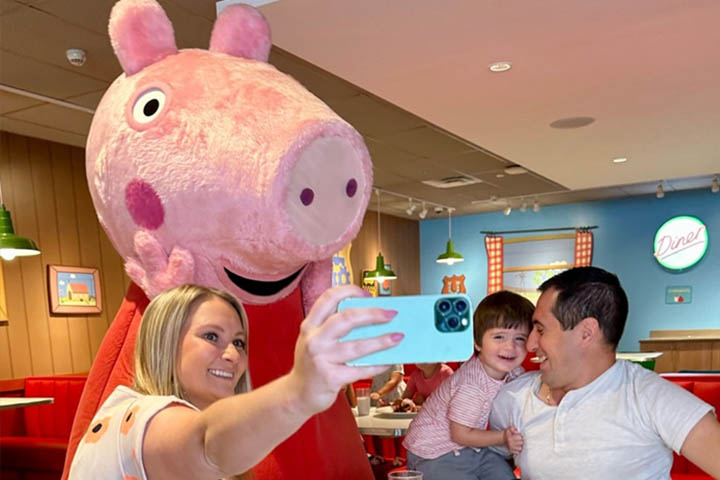 refeição com personagens do desenho Peppa no parque Peppa Pig Theme Park