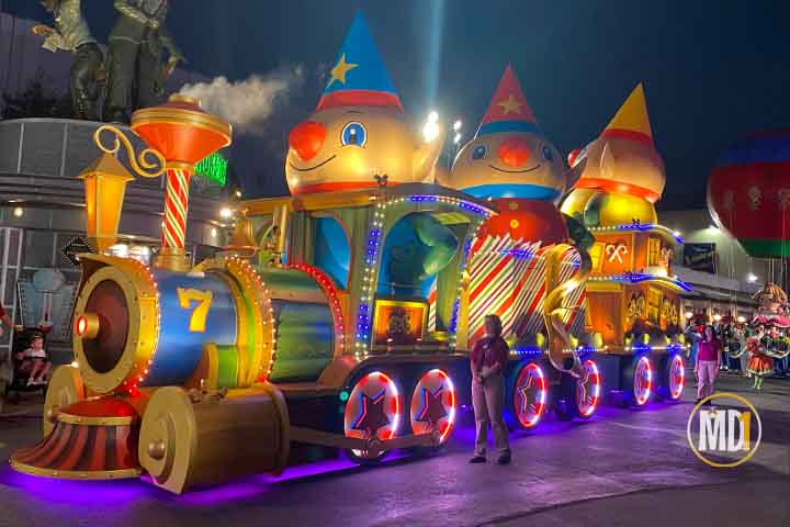 Universal’s-Holiday Parade-featuring-Macy’s